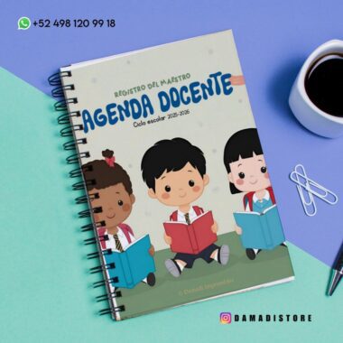 Una agenda docente de espiral, titulada "Agenda Docente", con ilustraciones de tres niños leyendo libros, se encuentra sobre un escritorio en tonos pastel con una taza de café, sujetapapeles y un teléfono. Se ven la información de contacto de WhatsApp y las redes sociales.