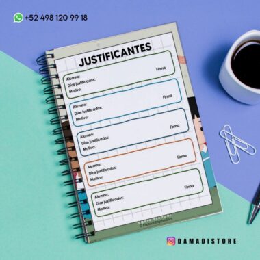 Un cuaderno espiral abierto en una página titulada "JUSTIFICANTES" con espacios para rellenar el nombre del estudiante, los días justificados, el motivo y la firma. El cuaderno está sobre un escritorio con una taza de café, sujetapapeles y un lápiz cerca.