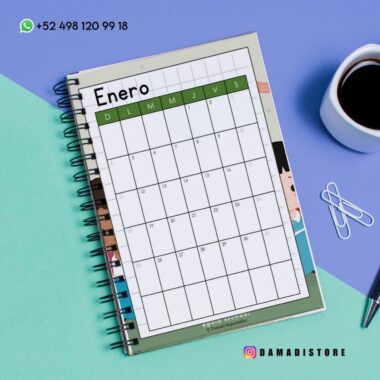 Una agenda de espiral abierta hasta enero, con una cuadrícula de calendario en blanco en español sobre un fondo pastel. Cerca hay una taza de café, un bolígrafo y clips. La información de contacto de WhatsApp e Instagram aparece en la esquina superior izquierda e inferior derecha.