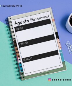 Un cuaderno de espiral abierto sobre un escritorio colorido muestra una agenda semanal de agosto con secciones para jueves, viernes y sábado. Cerca hay una taza de café, clips y un bolígrafo. Se ven los datos de contacto de redes sociales y WhatsApp.