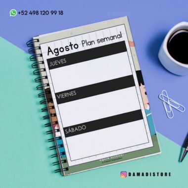 Un cuaderno de espiral abierto sobre un escritorio colorido muestra una agenda semanal de agosto con secciones para jueves, viernes y sábado. Cerca hay una taza de café, clips y un bolígrafo. Se ven los datos de contacto de redes sociales y WhatsApp.
