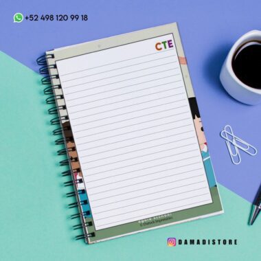 Un cuaderno de espiral con páginas rayadas etiquetadas como "CTE" yace abierto sobre un fondo azul y verde, junto a una taza de café, dos sujetapapeles y un bolígrafo azul. La información de contacto y las redes sociales son visibles.