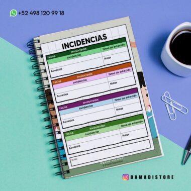 Un cuaderno espiral abierto en una página de registro de "Incidencias" con tablas para fechas, incidentes, acuerdos, notas y firmas. El cuaderno está sobre un escritorio con una taza de café, sujetapapeles y un bolígrafo. La información de contacto y la etiqueta de redes sociales son visibles.
