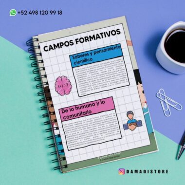 Sobre un escritorio hay un cuaderno de espiral con contenido educativo en español. Junto a él hay una taza de café, unas gafas y un bolígrafo. La información de contacto y las redes sociales se muestran en las esquinas superior izquierda e inferior derecha.