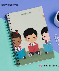 Un cuaderno de espiral con una portada ilustrada de tres niños leyendo libros, colocado sobre un escritorio colorido con una taza de café, clips y un bolígrafo. También se ven la información de contacto y las redes sociales.