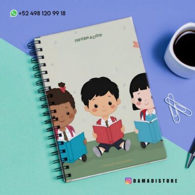Un cuaderno de espiral con una portada ilustrada de tres niños leyendo libros, colocado sobre un escritorio colorido con una taza de café, clips y un bolígrafo. También se ven la información de contacto y las redes sociales.