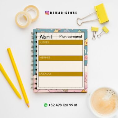 Un cuaderno planificador semanal abierto en una página titulada "Abril Plan semanal" con secciones para jueves, viernes y sábado, rodeado de artículos de papelería, una taza de café y un número de contacto de WhatsApp en la parte inferior.