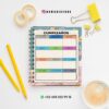 AGENDA DOCENTE PRIMARIA STAR 2025-2026 11 Un cuaderno de cumpleaños con una cuadrícula mensual colorida está sobre un escritorio con lápices amarillos, clips, cinta washi y una taza de café. La información de contacto y la cuenta de Instagram