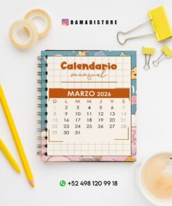 Un calendario mensual de marzo de 2026, encuadernado en espiral, se encuentra sobre un escritorio blanco con papelería amarilla, lápices, cinta adhesiva y clips. La cuenta de Instagram 
