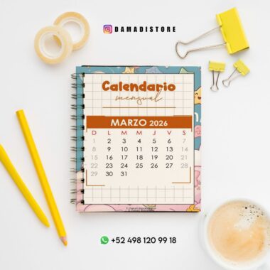 Un calendario mensual de marzo de 2026, encuadernado en espiral, se encuentra sobre un escritorio blanco con papelería amarilla, lápices, cinta adhesiva y clips. La cuenta de Instagram "damadistore" y un número de contacto de WhatsApp se muestran arriba y abajo del calendario.