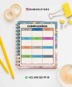 Un cuaderno de cumpleaños con una cuadrícula mensual colorida está sobre un escritorio con lápices amarillos, clips, cinta washi y una taza de café. La información de contacto y la cuenta de Instagram 