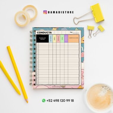 Se coloca una hoja de registro de conducta en un cuaderno espiral sobre un escritorio con lápices amarillos, cinta adhesiva, sujetapapeles y una taza de café. La hoja tiene columnas para los nombres de los estudiantes, la fecha, la conducta y las observaciones.