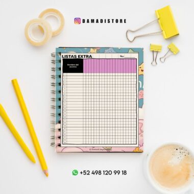 Un cuaderno de espiral abierto con una cuadrícula titulada "LISTAS EXTRA" yace sobre un escritorio blanco con lápices amarillos, clips, cinta adhesiva y una taza de café. También se ven la información de contacto y el perfil de Instagram.