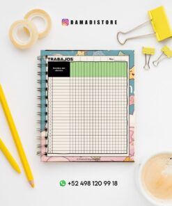 Un cuaderno de espiral con una mesa de trabajo yace sobre una superficie blanca, rodeado de dos lápices amarillos, cinta adhesiva, clips de carpeta y una taza de café. La información de contacto y una cuenta de redes sociales se ven arriba y abajo del cuaderno.