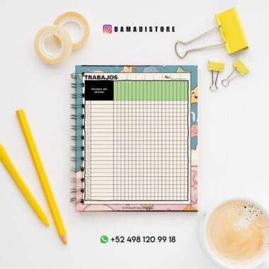 Un cuaderno de espiral con una mesa de trabajo yace sobre una superficie blanca, rodeado de dos lápices amarillos, cinta adhesiva, clips de carpeta y una taza de café. La información de contacto y una cuenta de redes sociales se ven arriba y abajo del cuaderno.
