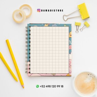 Un bonito cuaderno cuadriculado con bordes de colores, dos lápices amarillos, dos rollos de cinta adhesiva, clips para carpeta y una taza de café sobre una superficie blanca. La información de DAMADISTORE y de contacto se muestra arriba y abajo del cuaderno.