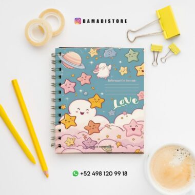 Un bonito cuaderno en tonos pastel con nubes, estrellas y un planeta en la portada reposa sobre un escritorio blanco con papelería amarilla, cinta adhesiva, un lápiz, clips y una taza de café. También se ven la información de contacto y las redes sociales.
