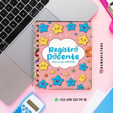 Un colorido cuaderno de notas del profesor, con estrellas y nubes de dibujos animados en la portada, reposa sobre un escritorio junto a una laptop, una calculadora azul y bolígrafos rosas. La portada dice "Registro Docente" y la información de contacto se puede ver debajo.