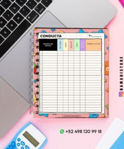 Un registro de comportamiento estudiantil encuadernado en espiral reposa sobre el teclado de una computadora portátil. El gráfico incluye columnas para el nombre del estudiante, las calificaciones de comportamiento y las observaciones. Cerca hay una calculadora azul, un teléfono inteligente y un bolígrafo rosa.