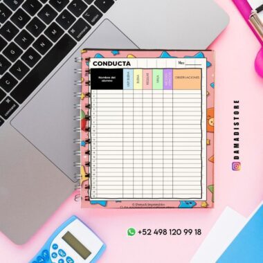 Un registro de comportamiento estudiantil encuadernado en espiral reposa sobre el teclado de una computadora portátil. El gráfico incluye columnas para el nombre del estudiante, las calificaciones de comportamiento y las observaciones. Cerca hay una calculadora azul, un teléfono inteligente y un bolígrafo rosa.