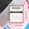 AGENDA DOCENTE PRIMARIA 2025-2026 ESTRELLAS 14 Un colorido calendario mensual de espiral, abierto hasta agosto de 2025, reposa sobre una laptop. Cerca hay una calculadora azul y un bolígrafo. La información de contacto y las redes sociales se ven en el lateral.