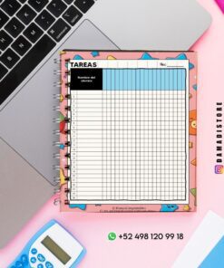 Un colorido cuaderno de tareas con cuadrícula reposa sobre el teclado de una laptop. Cerca hay un bolígrafo rosa, una calculadora y una regla. Se ven el perfil de Instagram y el contacto de WhatsApp de DAMADISTORE.