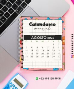 Un colorido calendario mensual de espiral, abierto hasta agosto de 2025, reposa sobre una laptop. Cerca hay una calculadora azul y un bolígrafo. La información de contacto y las redes sociales se ven en el lateral.