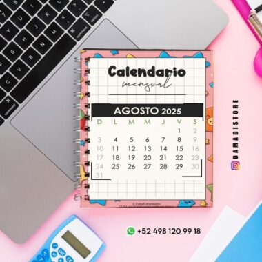 Un colorido calendario mensual de espiral, abierto hasta agosto de 2025, reposa sobre una laptop. Cerca hay una calculadora azul y un bolígrafo. La información de contacto y las redes sociales se ven en el lateral.