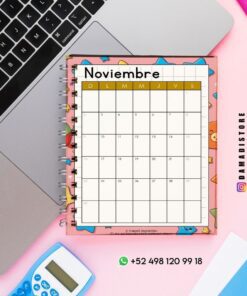 Un calendario de noviembre en espiral con coloridos diseños de animales se encuentra sobre un escritorio rosa junto a una laptop, una calculadora, bolígrafos y un teléfono. La información de contacto y las redes sociales se ven en la esquina inferior derecha.
