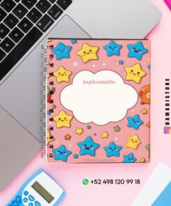 Un cuaderno espiral rosa con dibujos de estrellas y osos de colores en la portada yace sobre un escritorio junto a una laptop, una calculadora y un bolígrafo rosa. El cuaderno tiene escrito 