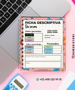Una colorida hoja de descripción del grupo en un cuaderno espiral enumera los datos de los estudiantes, sus estilos de aprendizaje y las calificaciones del curso escolar 2025-2026. Cerca hay una calculadora, un bolígrafo y un teléfono. La información de contacto y las redes sociales son visibles.
