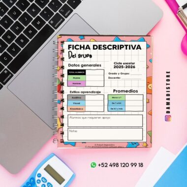 Una colorida hoja de descripción del grupo en un cuaderno espiral enumera los datos de los estudiantes, sus estilos de aprendizaje y las calificaciones del curso escolar 2025-2026. Cerca hay una calculadora, un bolígrafo y un teléfono. La información de contacto y las redes sociales son visibles.