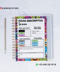 Un cuaderno de registro estudiantil colorido con ilustraciones de monstruos, un lápiz y una pequeña bolsa de malla sobre una superficie blanca. El cuaderno incluye secciones para datos del estudiante, estilos de aprendizaje y calificaciones. La información de contacto y las redes sociales son visibles.
