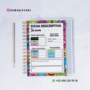 Un cuaderno de registro estudiantil colorido con ilustraciones de monstruos, un lápiz y una pequeña bolsa de malla sobre una superficie blanca. El cuaderno incluye secciones para datos del estudiante, estilos de aprendizaje y calificaciones. La información de contacto y las redes sociales son visibles.