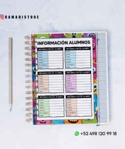 Un colorido cuaderno con información estudiantil se encuentra abierto sobre una superficie blanca junto a un lápiz. La hoja contiene secciones para los nombres de los estudiantes, fechas de nacimiento, datos de contacto e información familiar. La marca DAMADISTORE aparece arriba.
