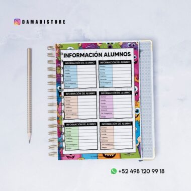 Un colorido cuaderno con información estudiantil se encuentra abierto sobre una superficie blanca junto a un lápiz. La hoja contiene secciones para los nombres de los estudiantes, fechas de nacimiento, datos de contacto e información familiar. La marca DAMADISTORE aparece arriba.