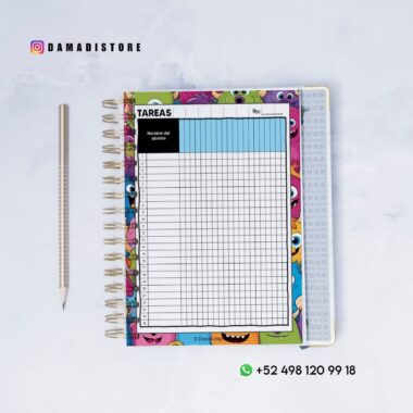 Un cuaderno espiral colorido con dibujos de monstruos, un lápiz y una regla transparente están dispuestos sobre una superficie blanca. La página superior es una hoja de seguimiento de tareas de español. Se ven los datos de contacto de Instagram y WhatsApp.