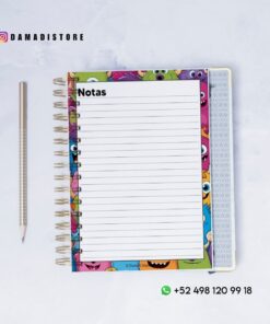 Un cuaderno de espiral con una colorida portada de monstruo de dibujos animados, abierto por una página rayada con la etiqueta 