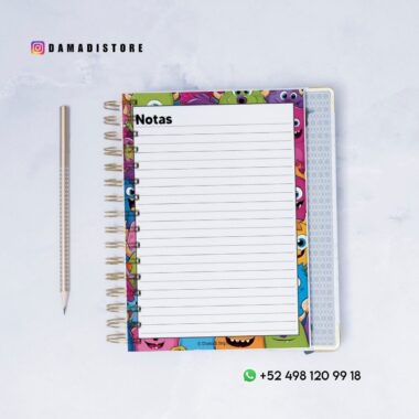 Un cuaderno de espiral con una colorida portada de monstruo de dibujos animados, abierto por una página rayada con la etiqueta "Notas". A la izquierda hay un lápiz. En las esquinas se muestran los datos de contacto de redes sociales y WhatsApp.