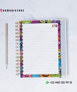 Un cuaderno de espiral con una colorida portada de monstruos se abre en una página rayada con la etiqueta 