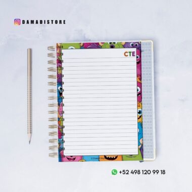 Un cuaderno de espiral con una colorida portada de monstruos se abre en una página rayada con la etiqueta "CTE" en la parte superior. A la izquierda hay un lápiz. La información de contacto de Instagram y WhatsApp aparece sobre un fondo blanco.