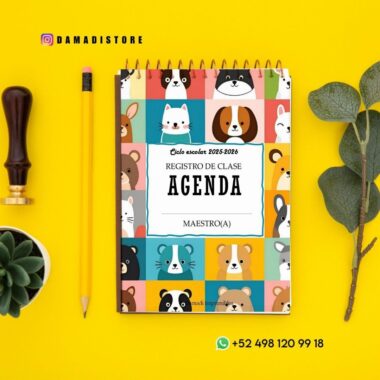 Una agenda de clase colorida encuadernada en espiral con caras de animales de dibujos animados en la portada, colocada sobre un fondo amarillo con un lápiz, sello de lacre, una planta verde, hojas e información de contacto en la parte inferior.
