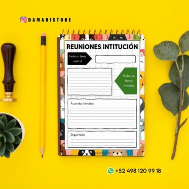 Un cuaderno espiral colorido con una plantilla de notas de reunión en español e ilustraciones de animales en la portada, colocada sobre una superficie amarilla con un lápiz, sello de lacre, hojas verdes e información de contacto de DAMADISTORE.