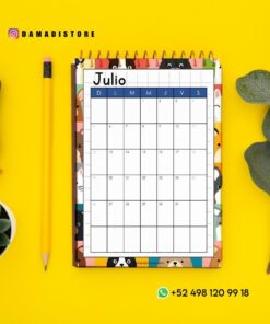 Un colorido calendario de julio, en un bloc de notas de espiral, se coloca sobre una superficie amarilla, rodeado de un lápiz amarillo, una suculenta, un sello de lacre y ramas de eucalipto. También se muestran las redes sociales y la información de contacto.