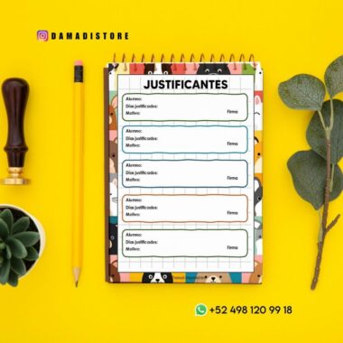 Un bloc de notas en espiral titulado "Justificantes" con secciones para ausencia, fecha, motivo y firma sobre una superficie amarilla, junto a un lápiz, un tintero y hojas verdes. También se muestran la información de contacto y las redes sociales.