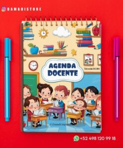 Una agenda de espiral para docentes con dibujos de niños en un aula en la portada, rodeados de bolígrafos de colores sobre un fondo rojo. El texto dice "Agenda Docente".