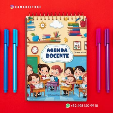 Una agenda de espiral para docentes con dibujos de niños en un aula en la portada, rodeados de bolígrafos de colores sobre un fondo rojo. El texto dice "Agenda Docente".