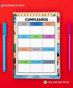 Un calendario de cumpleaños colorido sobre fondo rojo, dividido por meses en español. Cuatro bolígrafos (dos azules, uno magenta y uno rosa) se colocan a cada lado. La información de contacto de WhatsApp aparece en la parte inferior derecha.