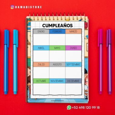 Un calendario de cumpleaños colorido sobre fondo rojo, dividido por meses en español. Cuatro bolígrafos (dos azules, uno magenta y uno rosa) se colocan a cada lado. La información de contacto de WhatsApp aparece en la parte inferior derecha.
