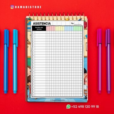 Un cuaderno de espiral con una hoja de asistencia en español está centrado sobre un fondo rojo, con dos bolígrafos azules a la izquierda y dos morados a la derecha. La información de contacto de WhatsApp aparece en la parte inferior derecha.